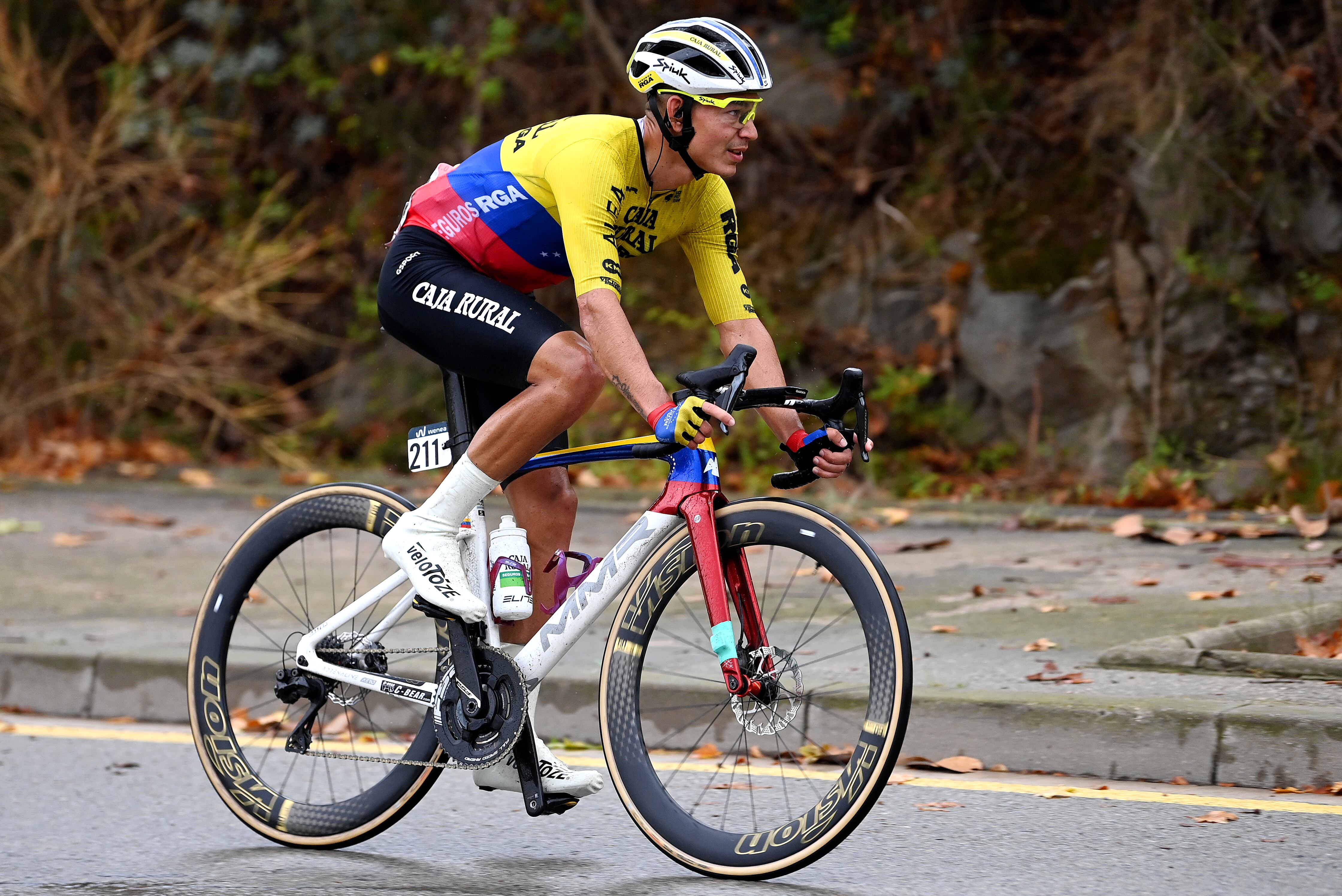Orluis Aular de Venezuela y el Equipo Caja Rural - Seguros RGA compiten durante la 78.ª Vuelta a España 2023, Etapa 2 una etapa de 181,8 km desde Mataró a Barcelona / #UCIWT / el 27 de agosto de 2023 en Barcelona, ​​España . (Foto de Tim de Waele/Getty Images)