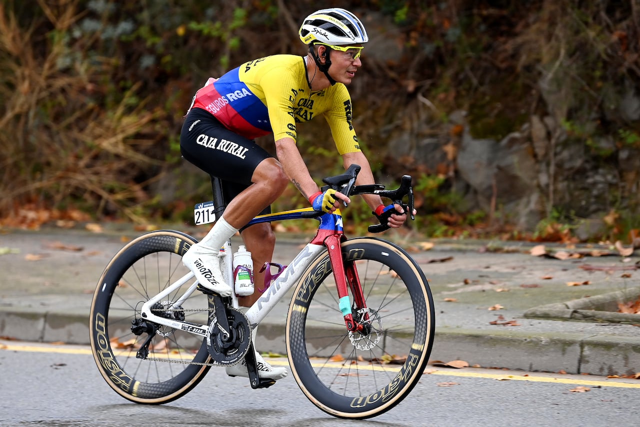 Orluis Aular de Venezuela y el Equipo Caja Rural - Seguros RGA compiten durante la 78.ª Vuelta a España 2023, Etapa 2 una etapa de 181,8 km desde Mataró a Barcelona / #UCIWT / el 27 de agosto de 2023 en Barcelona, España . (Foto de Tim de Waele/Getty Images)