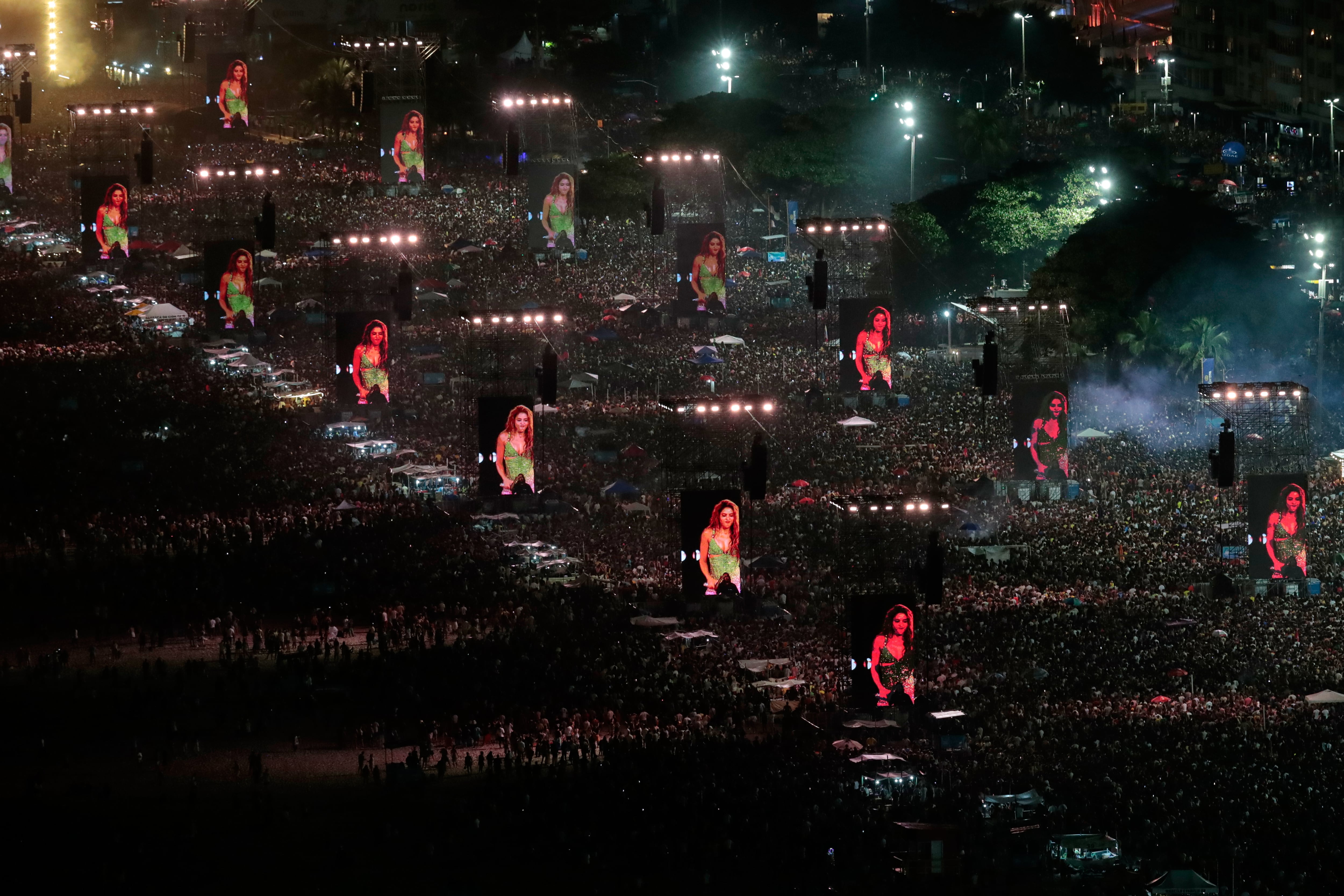 Los fans abarrotaron las orillas de la playa de Copacabana para ver un concierto gratuito de Shakira en Río de Janeiro.