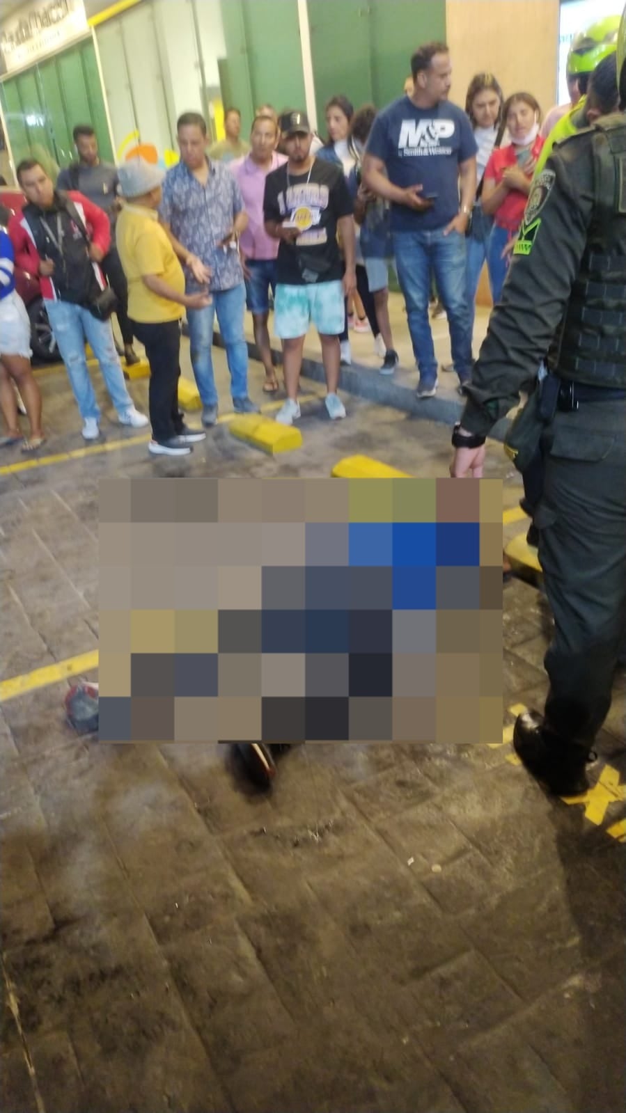 El cuerpo del hombre quedó tendido en el piso del parqueadero