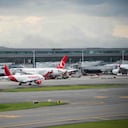 El Aeropuerto El Dorado se encuentra operando con limitaciones tras el anuncio de la Aeronáutica Civil, que advierte sobre posibles cancelaciones de vuelos debido a condiciones climáticas adversas.