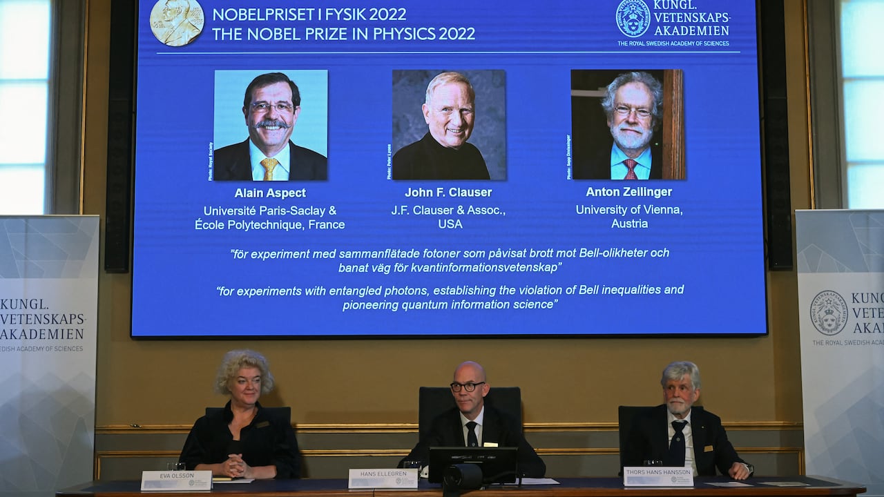 Premio Nobel de Física 2022 fue otorgado a tres científicos por sus descubrimientos en mecánica cuántica