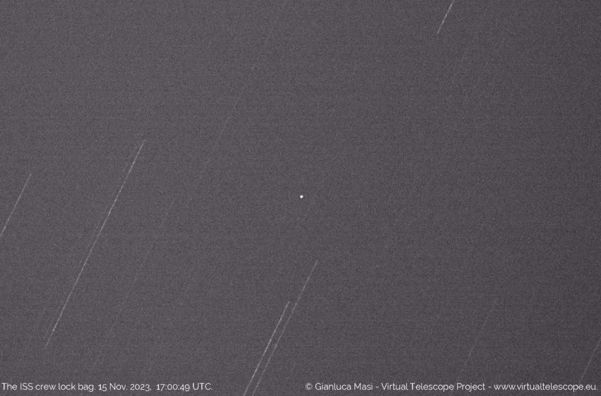 Bolsa de herramientas que perdieron los astronautas de la Estación Espacial Internacional.