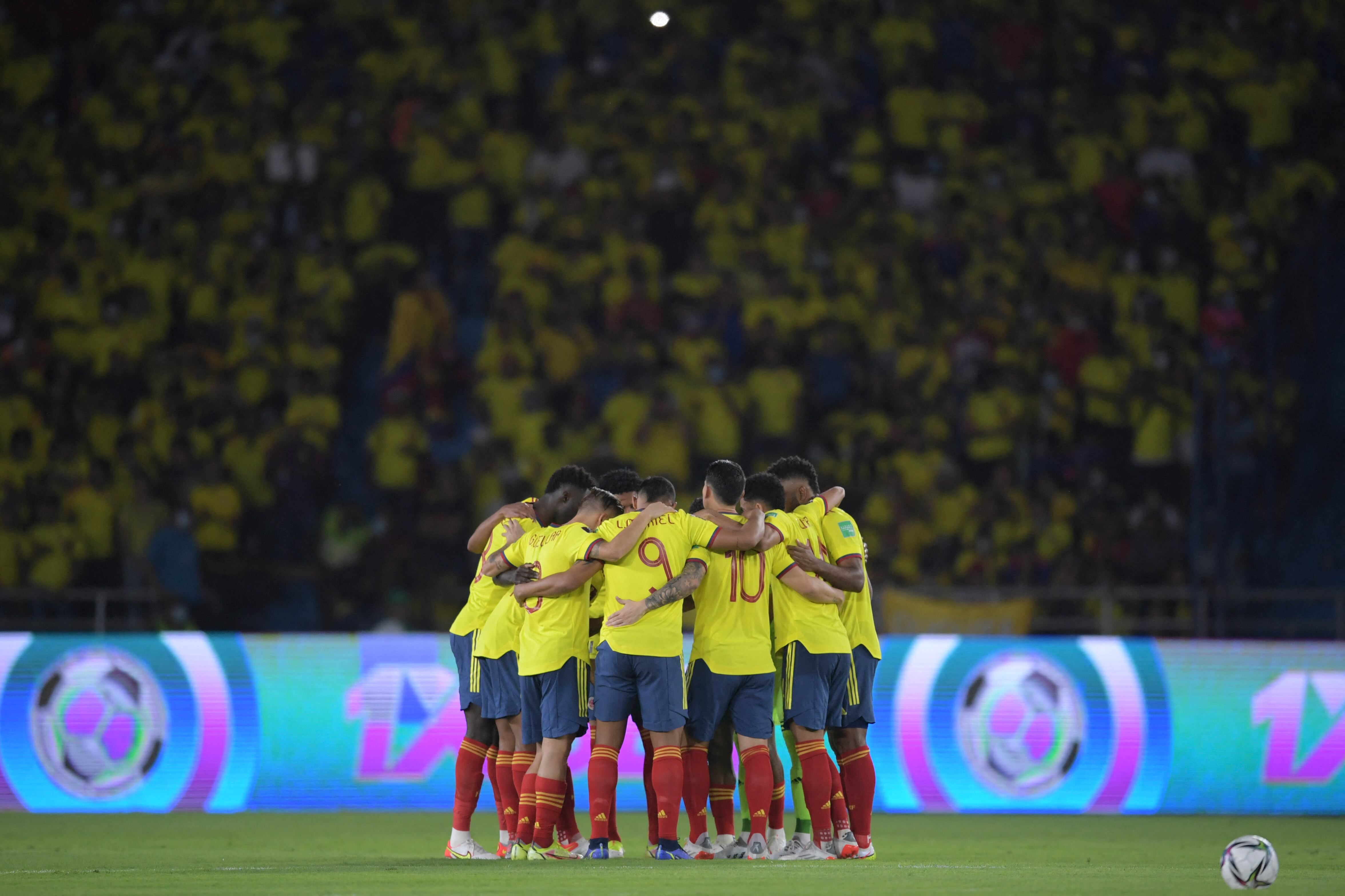 Colombia's players get ready for the start of the South American qualification football match for the FIFA World Cup Qatar 2022 against Paraguay, at the Roberto Melendez Metropolitan Stadium in Barranquilla, Colombia, on November 16, 2021. (Photo by Raul ARBOLEDA / AFP)