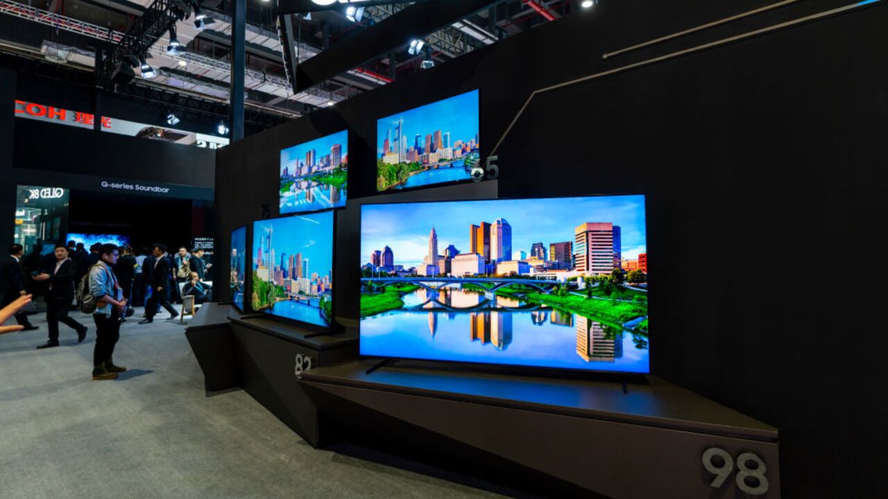 Los televisores Samsung QLED 8K se muestran durante la 2.a Exposición Internacional de Importaciones de China (CIIE) en el Centro Nacional de Convenciones y Exposiciones el 6 de noviembre de 2019 en Shanghai, China (Foto de VCG/VCG vía Getty Images)