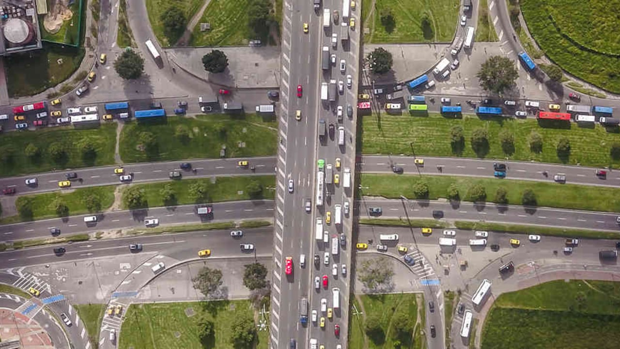 La calle 80 y la calle 13, las principales vías que conectan al occidente de Bogotá, están en trancón permanente.