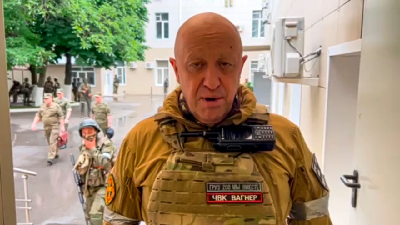 Yevgeny Prigozhin, propietario del grupo militar privado Grupo Wagner, graba un mensaje en video desde Rostov.