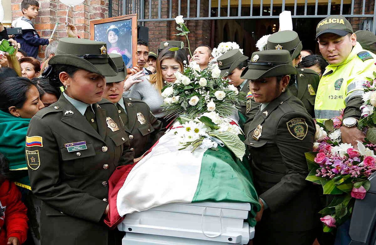 El camino de honor acompañó a Yuliana a la salida de la iglesia con una lluvia de aplausos. A las afueras las bombas blancas fueron soltadas al cielo. Foto: Guillermo Torres Reina