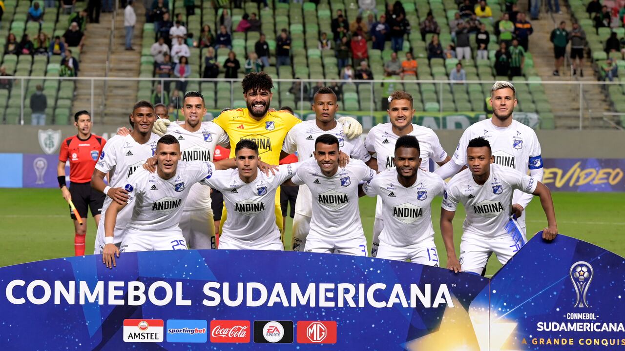 Millonarios players pose for a picture before the start of the Copa Sudamericana group stage second leg football match between Brazil's America Mineiro and Colombia's Millonarios at the Raimundo Sampaio stadium in Belo Horizonte, Brazil, June 6, 2023. (Photo by DOUGLAS MAGNO / AFP)