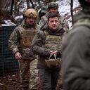 El presidente ucraniano, Volodymyr Zelensky, visita posiciones de combate y se reúne con militares en primera línea con separatistas respaldados por Rusia en la región de Donetsk el Día de las Fuerzas Armadas de Ucrania el 6 de diciembre de 2021. (Foto de Handout / Servicio de prensa presidencial de Ucrania / AFP ) / RESTRINGIDO AL USO EDITORIAL - CRÉDITO OBLIGATORIO "FOTO AFP / servicio de prensa presidencial de Ucrania / folleto " - SIN MARKETING - SIN CAMPAÑAS PUBLICITARIAS - DISTRIBUIDO COMO SERVICIO A LOS CLIENTES