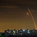 Cohetes rusos lanzados contra Ucrania desde la región rusa de Belgorod se ven al amanecer en Kharkiv, Ucrania, la madrugada del domingo 14 de mayo de 2023.