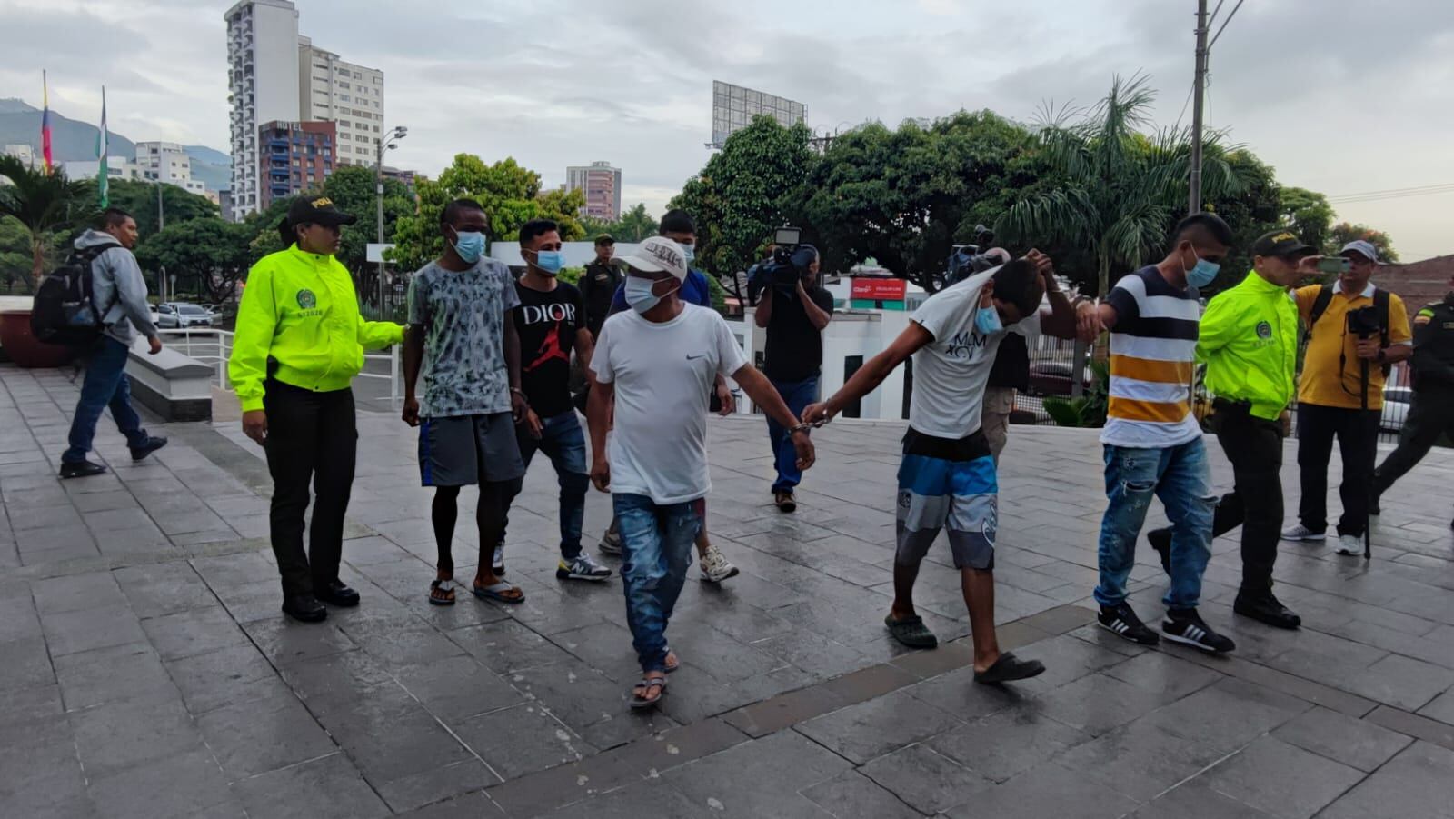 Los capturados fueron dejados a disposición de la Fiscalía por los delitos de concierto para delinquir, porte ilegal de armas de fuego y hurto calificado agravado.