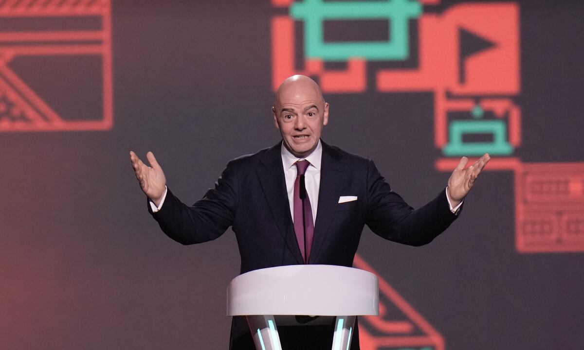 El presidente de la FIFA Gianni Infantino durante el sorteo de la Copa Mundial de Qatar, el viernes 1 de marzo de 2022, en Doha. (AP/Hassan Ammar)