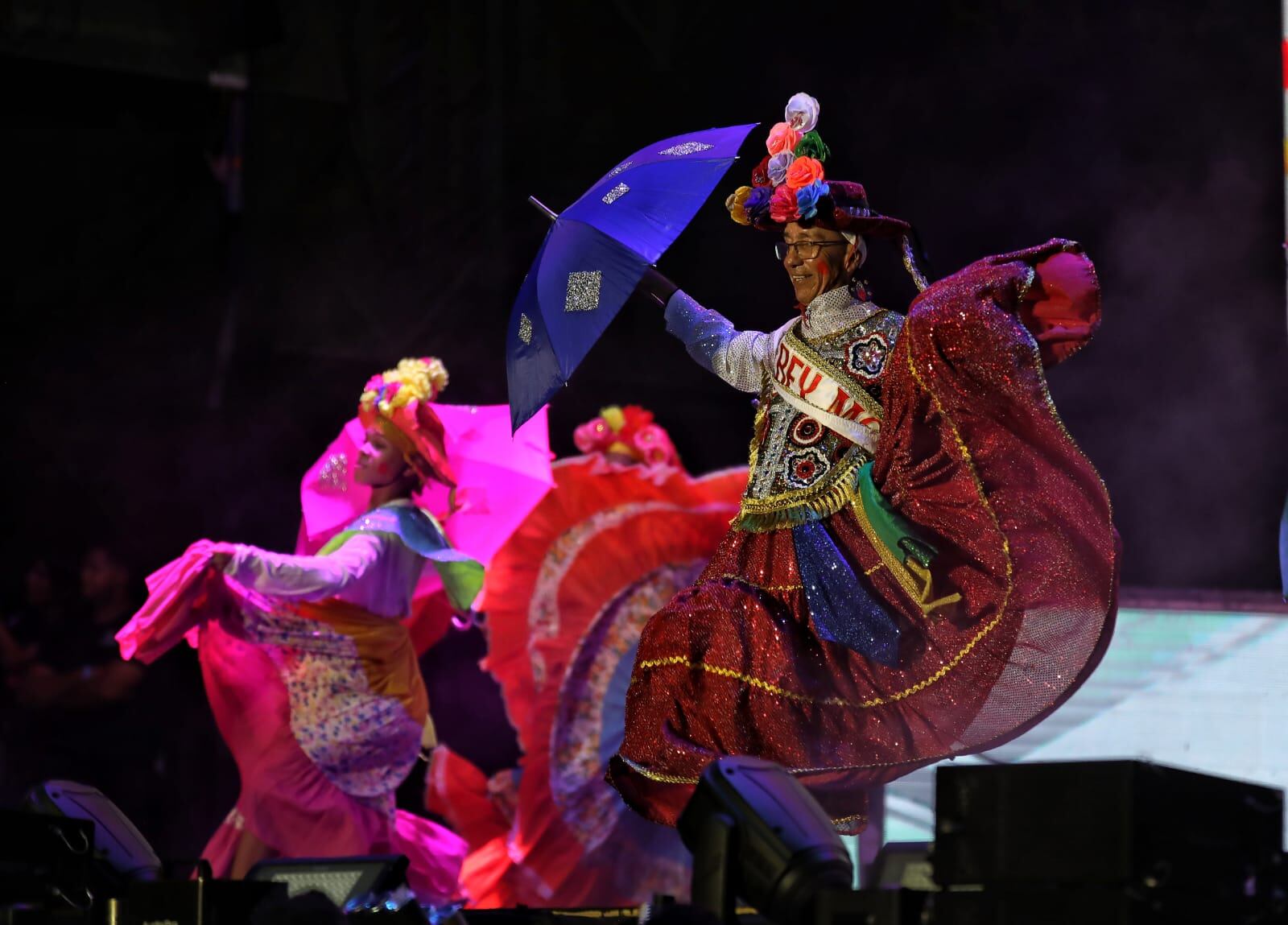 El rey momo realizó la danza de las "Farotas", una de las danzas típicas del carnaval de Barranquilla, que hace homenaje a la mujer.