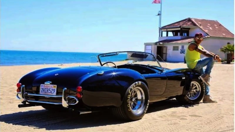 Lewis Hamilton y su Shelby Cobra 1966. Foto: redes sociales.