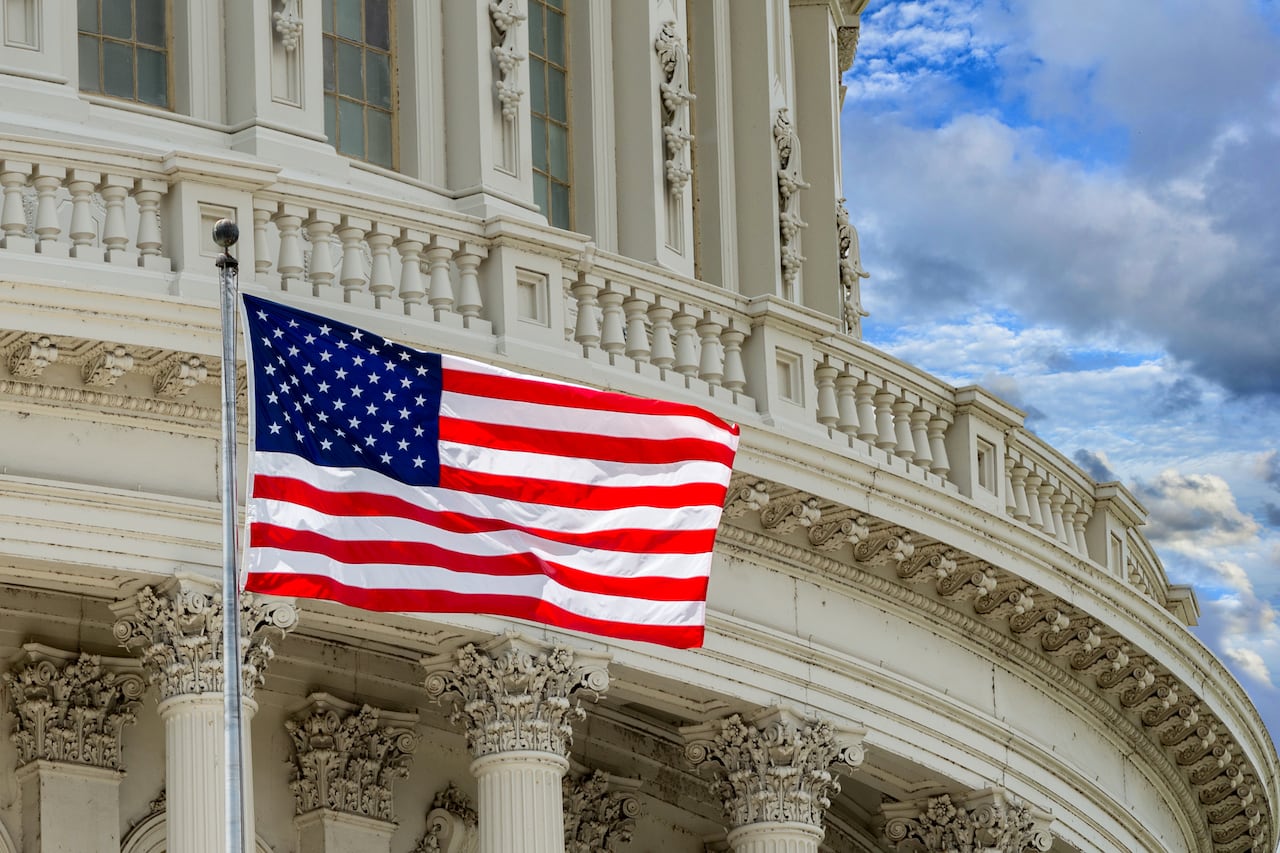 Detalle de la bóveda del Capitolio de Washington DC con agitar la bandera de americanstar y rayas