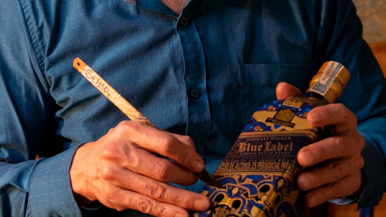 Con la técnica Mopa Mopa, artesanos de Nariño le hacen homenaje a la imponente laguna de Guatavita.
**Diageo te invita a disfrutar con responsabilidad. El exceso de alcohol es perjudicial para la salud. Prohíbase el expendio de bebidas embriagantes a menores de edad. Johnnie Walker Blue Label 40 % VOL. ALC.