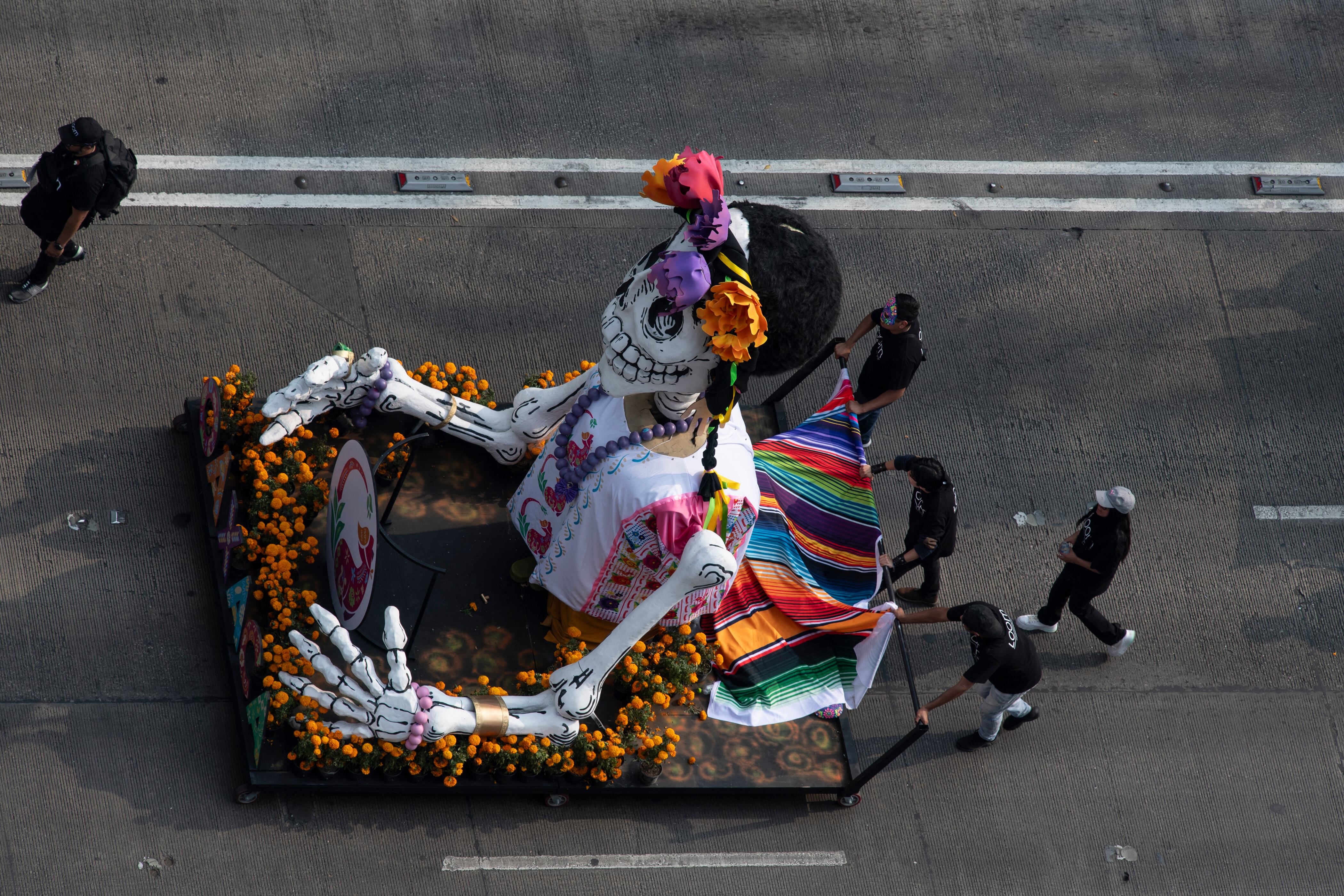 A lo largo de cuatro horas, el desfile cautivó a los presentes con su espectáculo de luces y música.