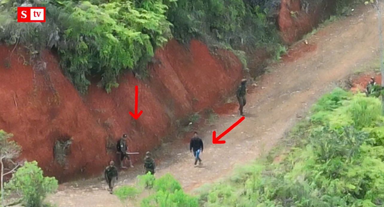 Los sujetos señalados con la flechas serían presuntos integrantes de grupos ilegales, y quienes estarían patrullando al lado del Ejército en el Cauca.
