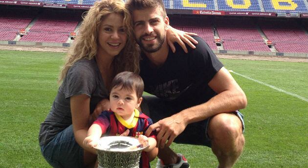 Shakira, Gerard y Milan en el estadio del Barcelona, años atrás.