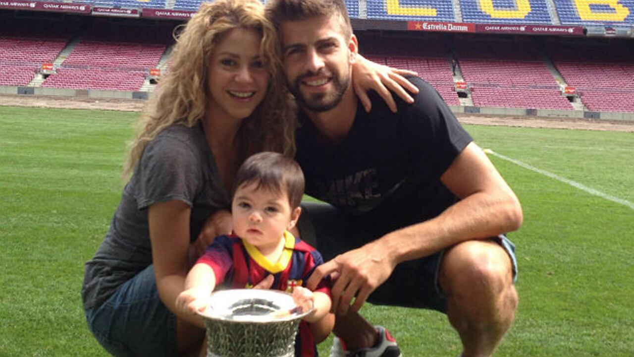 Shakira, Gerard y Milan en el estadio del Barcelona, años atrás.