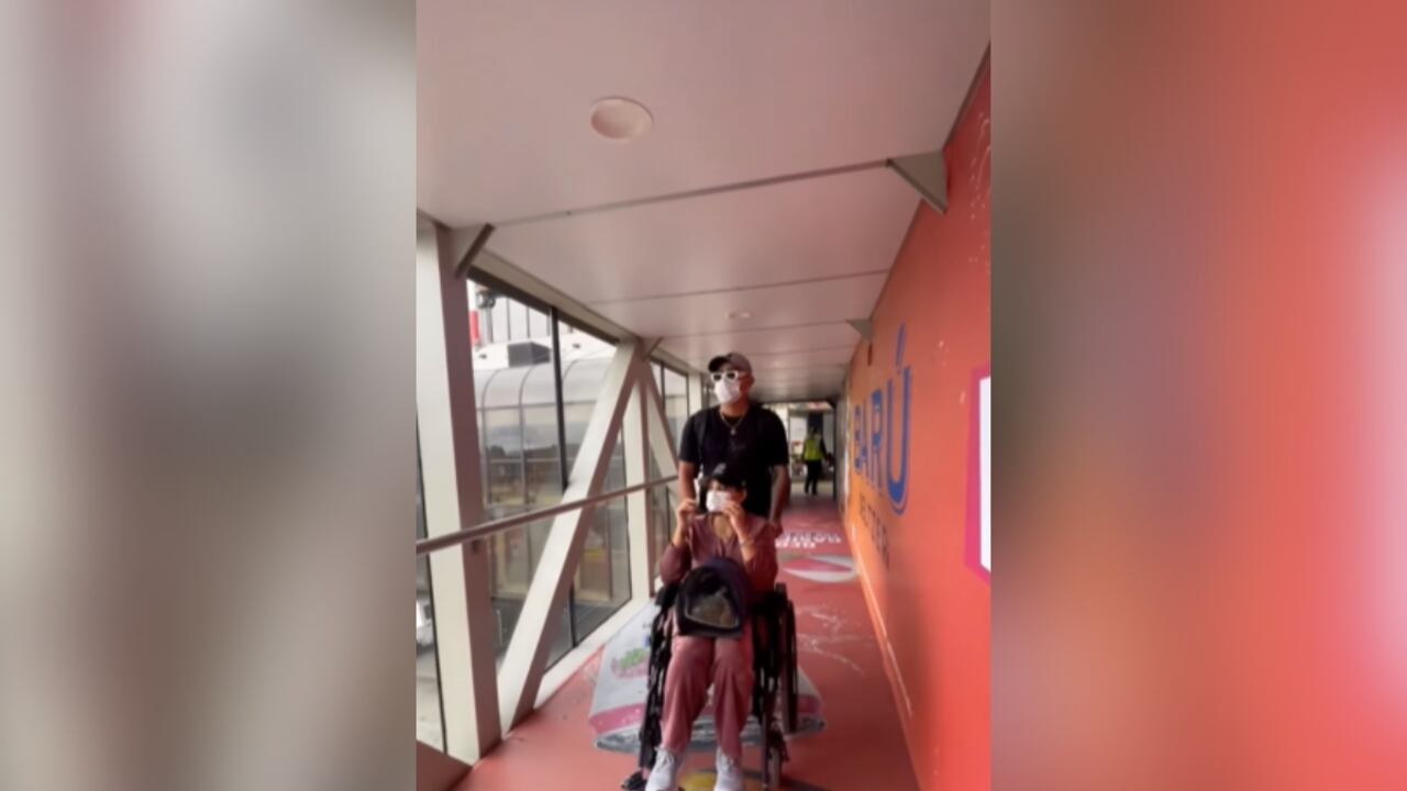 ¿Qué le pasó? Andrea Valdiri apareció en silla de ruedas