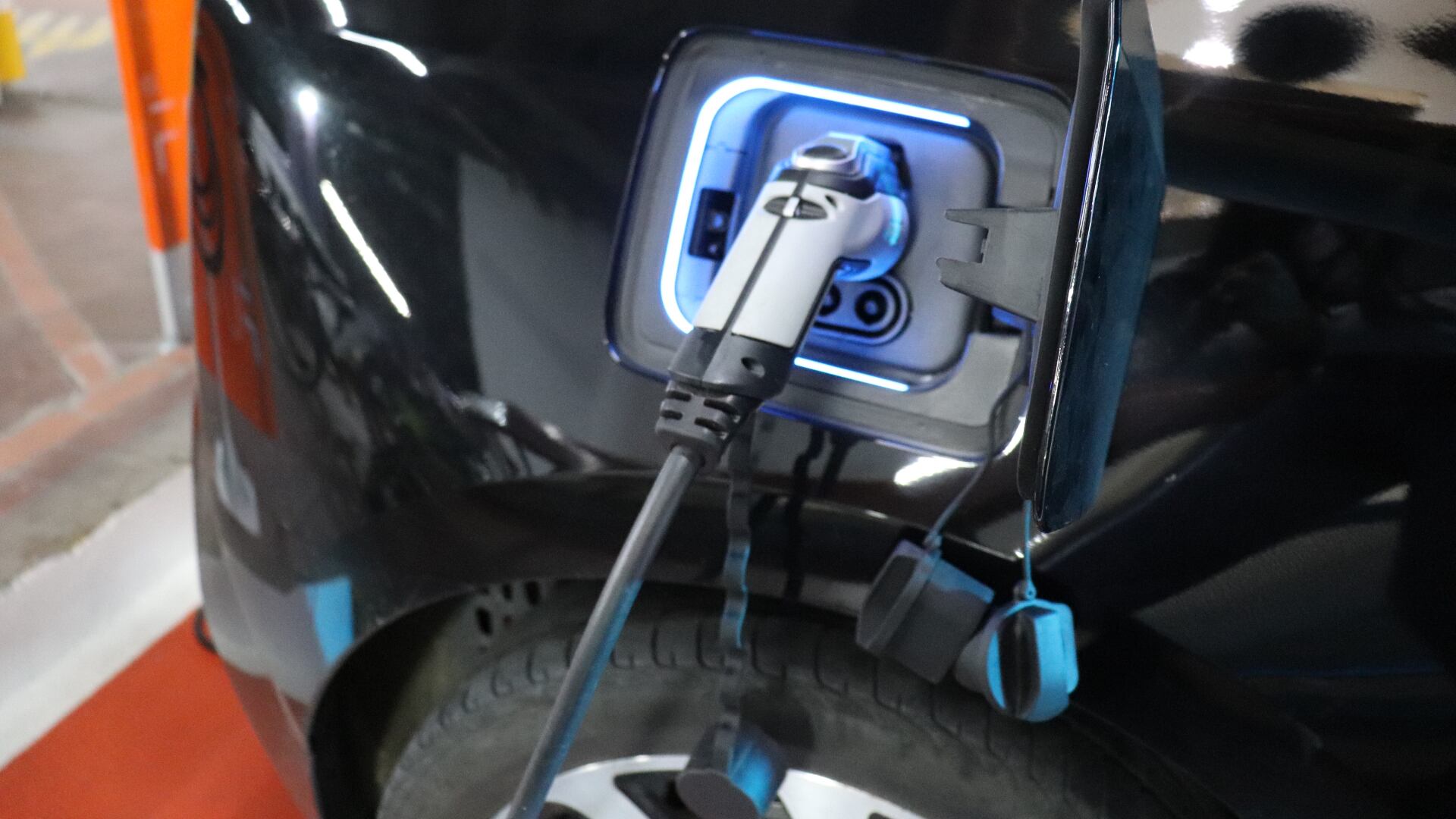 Los puntos de carga han sido ubicados en sitios estratégicos como centros comerciales, almacenes de cadena e instituciones educativas.