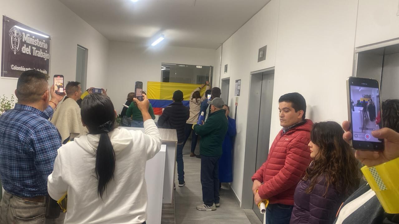 Trabajadores del Ministerio de Trabajo frenaron actividades hasta término indefinido.