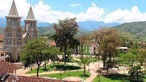 El hombre era propietario de una heladería en el parque principal de Mogotes.