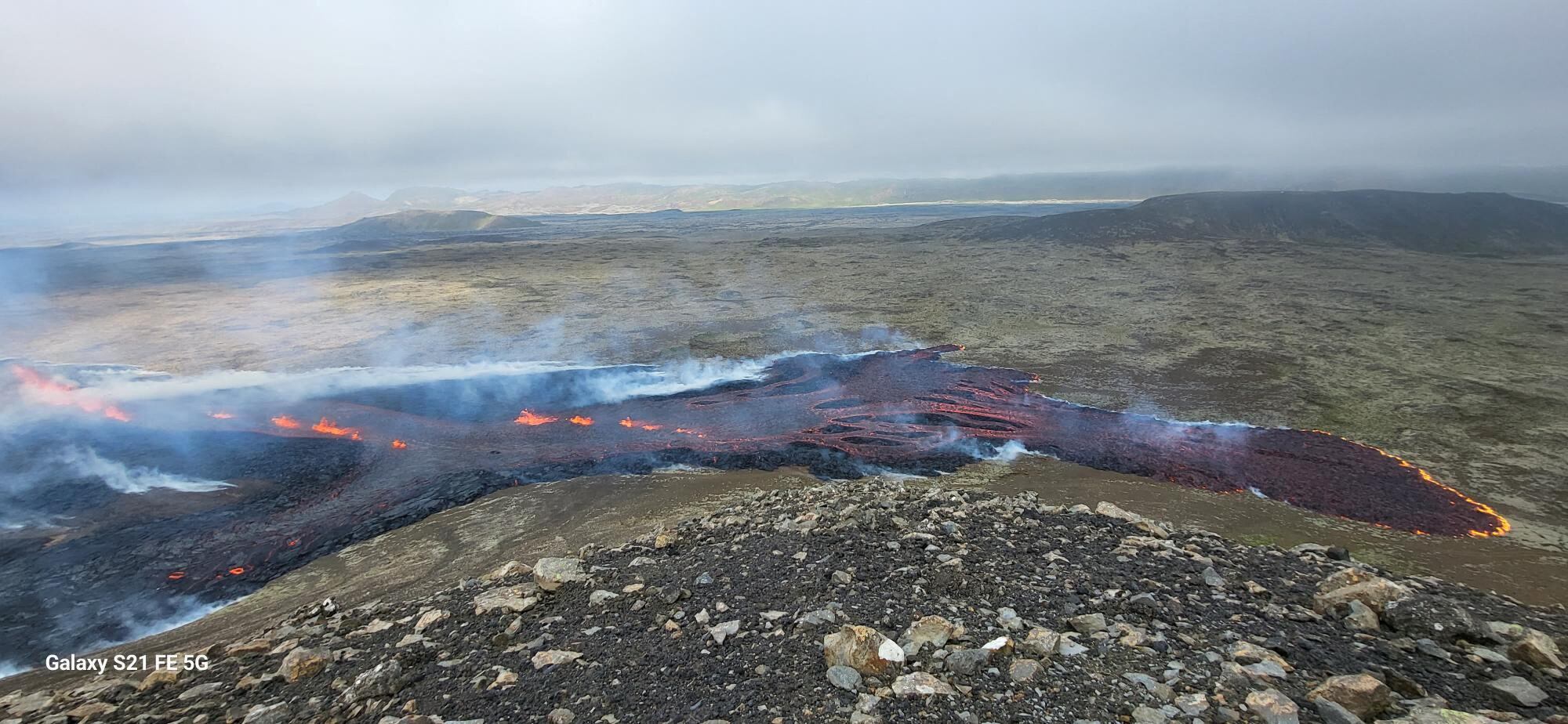 La lava fluye cuando un volcán entra en erupción en la península de Reykjanes, en el suroeste de Islandia, cerca de la capital Reykjavik, el 10 de julio de 2023