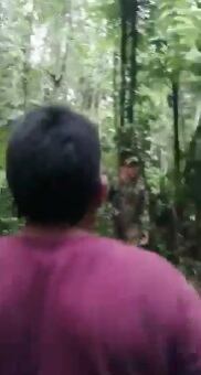 Los soldados fueron interceptados por un grupo numeroso de personas.