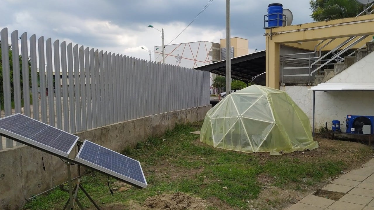 El Agrodomo Inteligente permite crear sistemas ambientales controlados por una aplicación para cultivar vegetales en casas, apartamentos y otros sitios.