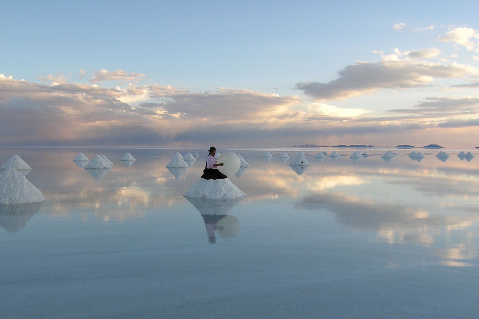 El Salar de Uyuni, en medio de los Andes en el sur de Bolivia, es la salina más grande del mundo.