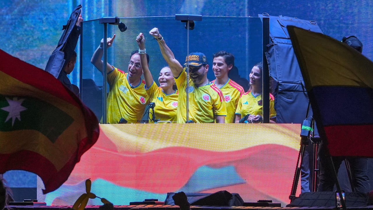 José Manuel Restrepo junto a su esposa y tres hijos, en el cierre de campaña de Abelardo de la Espriella. (Photo by Vanessa ROMERO / AFP)