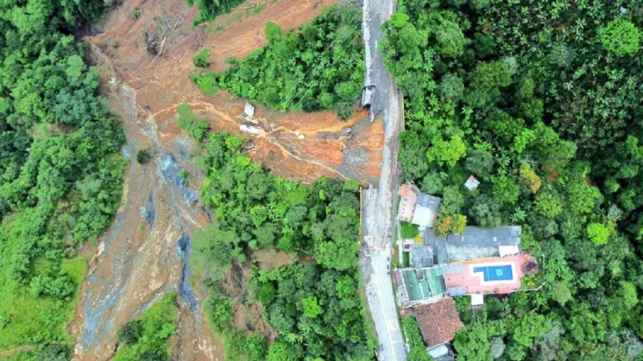 Deslizamiento en la vía Santa Bárbara - Medellín.