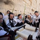 Hombres judíos ultraortodoxos rezan durante la festividad judía de Sucot en el Muro Occidental, el lugar más sagrado donde los judíos pueden rezar en la Ciudad Vieja de Jerusalén, el miércoles 22 de septiembre de 2021 Foto AP / Sebastian Scheiner.