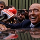 Silvio Berlusconi es acosado por la prensa cuando sale de una reunión para decidir los líderes del grupo en la Cámara Baja, en Roma, el martes 18 de octubre de 2022. ( Cecilia Fabiano/LaPresse via AP)