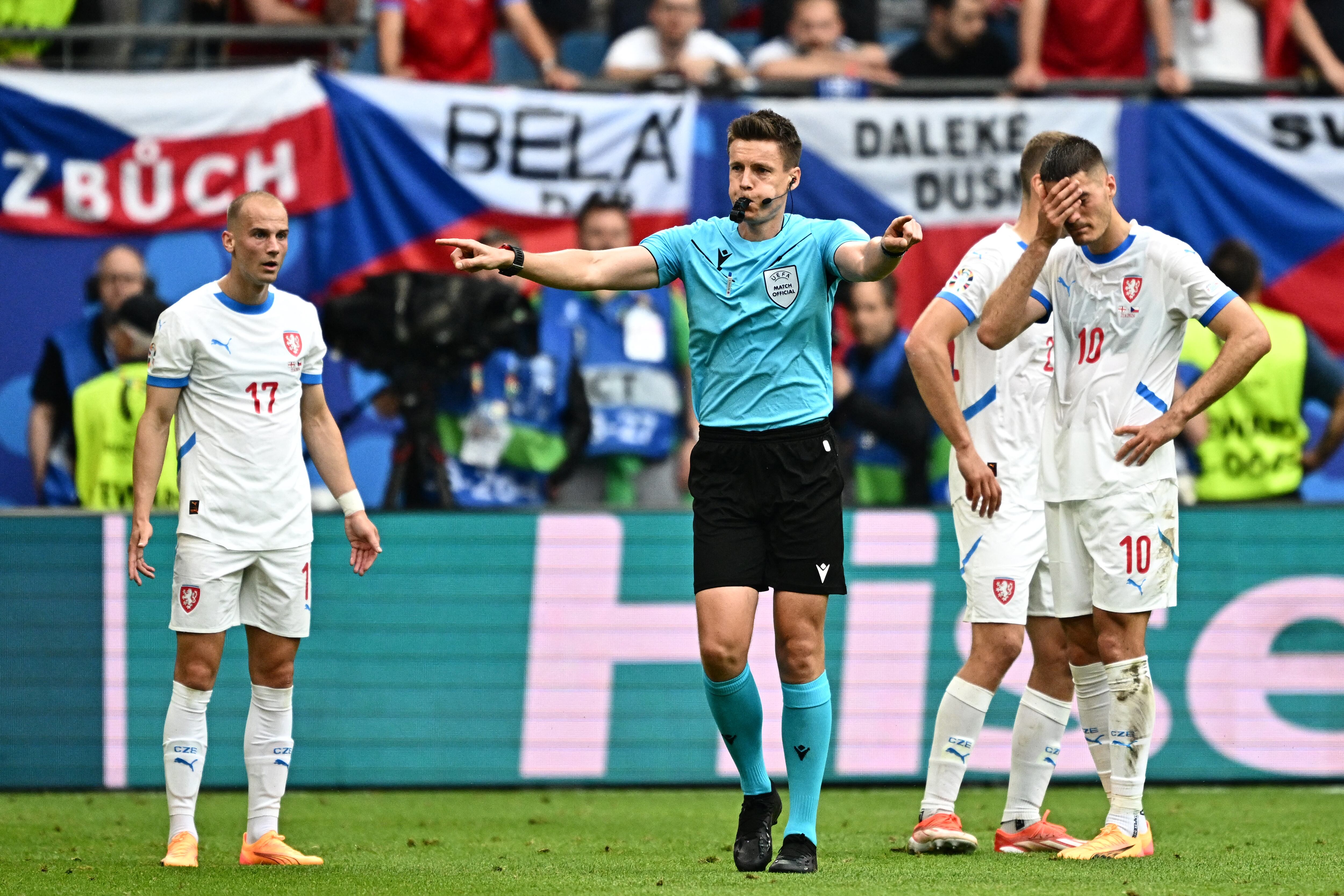 German referee Daniel Siebert (C) gives a penalty to Georgia after a VAR review during the UEFA Euro 2024 Group F football match between Georgia and the Czech Republic at the Volksparkstadion in Hamburg on June 22, 2024. (Photo by GABRIEL BOUYS / AFP)