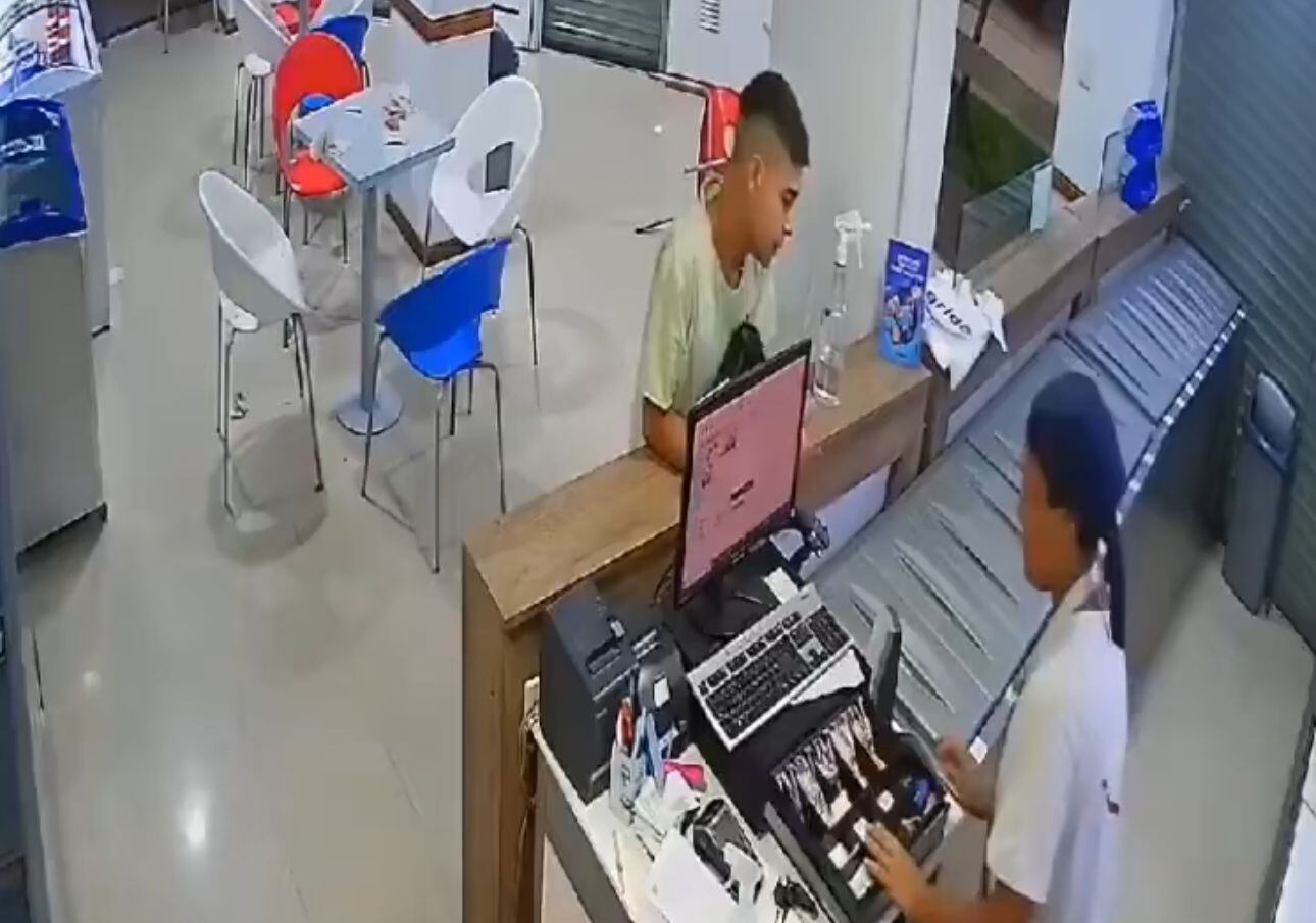 El ladrón intentó convencer a la cajera para dejarlo ir antes de que llegara la policía