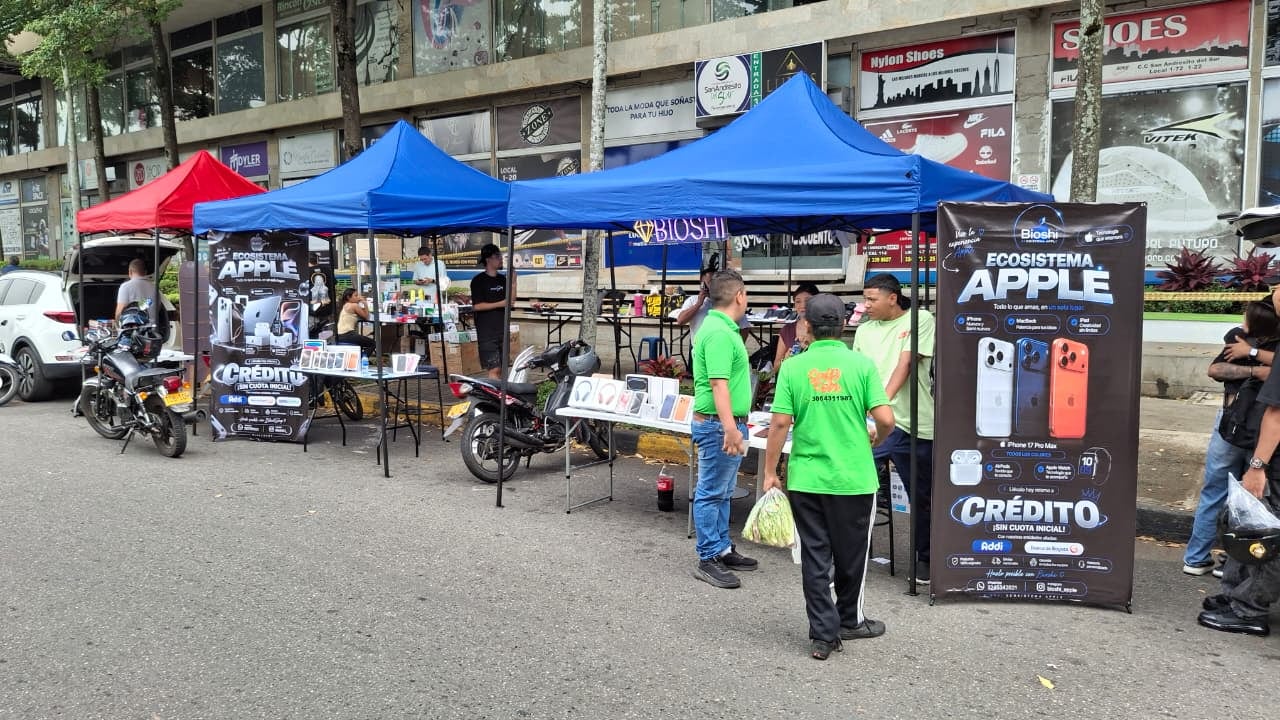 Los comerciantes de San Andresito del sur salieron a la calle a vender, dado que el centro comercial está cerrado luego del terremoto del 10 de agosto.