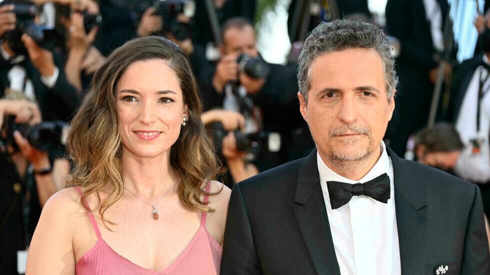 La productora brasileña Emilie Lesclaux y el cineasta brasileño miembro del jurado en Cannes Kleber Mendonça Filho, el 9 de julio de 2021 en el marco del Festival Internacional de cine John MACDOUGALL AFP/Archivos