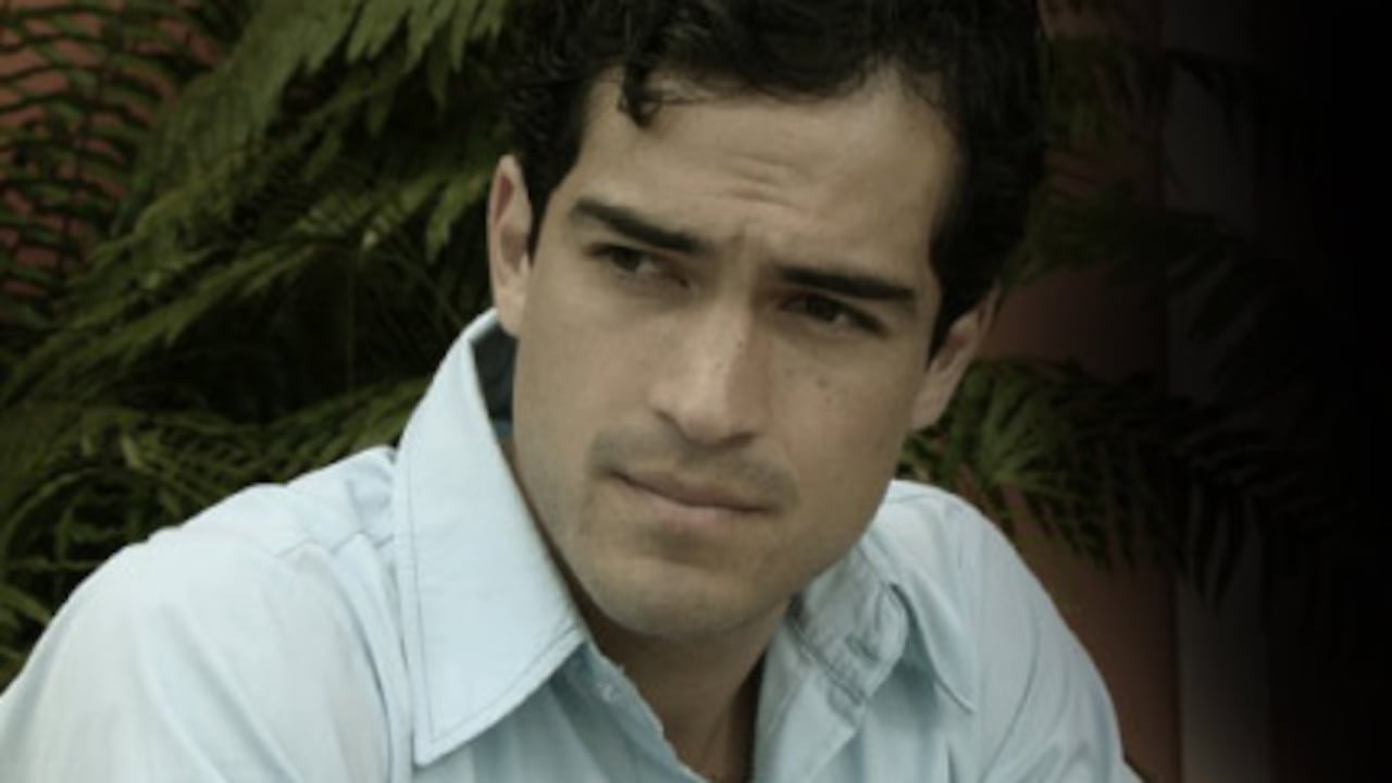 El agente Frank Moore (Alfonso Herrera) viaja a Puerto Miranda, en Venezuela, a comienzos de 1942, con el propósito de interceptar mensajes cifrados de los nazis