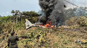 Llamas y una densa columna de humo negro se elevan desde un avión Hércules de la Fuerza Aeroespacial que se estrelló durante el despegue en Puerto Leguízamo, Putumayo.