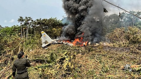 Llamas y una densa columna de humo negro se elevan desde un avión Hércules de la Fuerza Aeroespacial que se estrelló durante el despegue en Puerto Leguízamo, Putumayo.