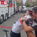 El colombiano celebró por lo alto la victoria de su equipo en la quinta etapa.