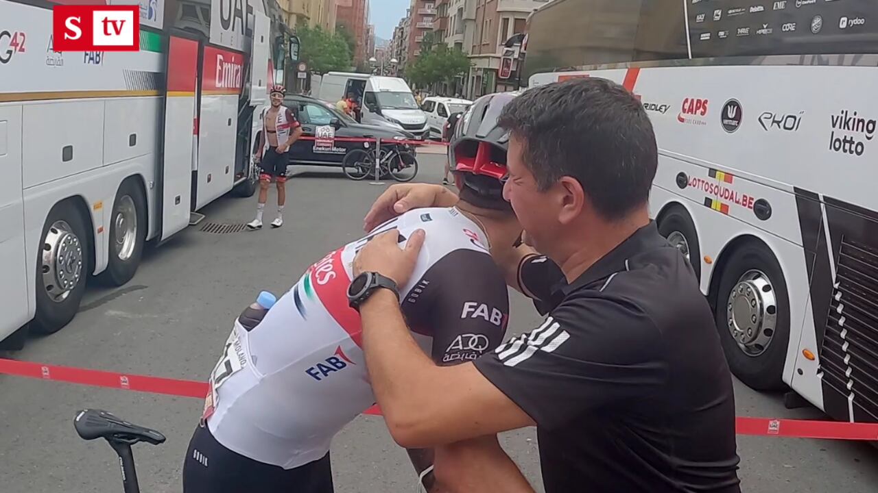 El colombiano celebró por lo alto la victoria de su equipo en la quinta etapa.