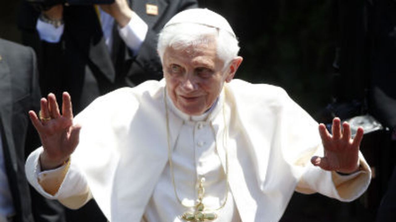 El papa Benedicto XVI saludó el domingo al llegar al colegio Miraflores en León (México), donde descansará algunas horas tras la misa multitudinaria que ofició en el Parque del Bicentenario de Silao.