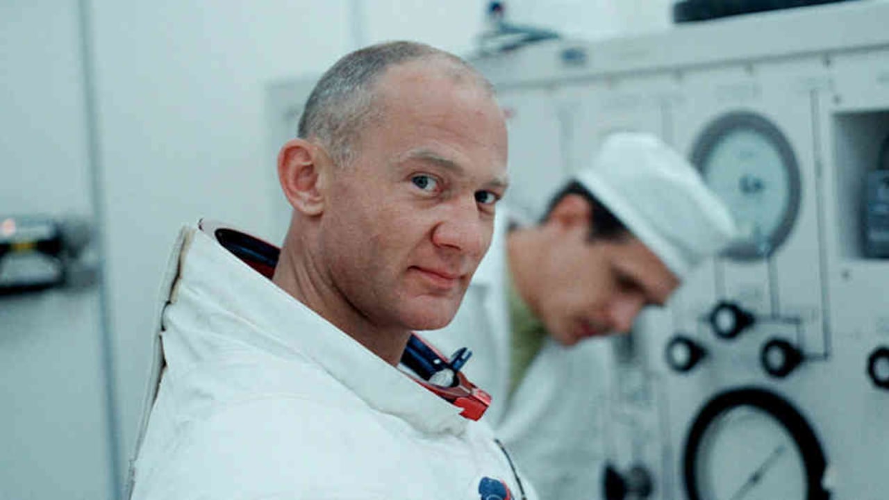 "A medida que la cámara se desplaza desde la parte superior a la parte inferior del cohete, los espectadores se dan cuenta de su enormidad, mientras los astronautas se ponen sus trajes en silencio".