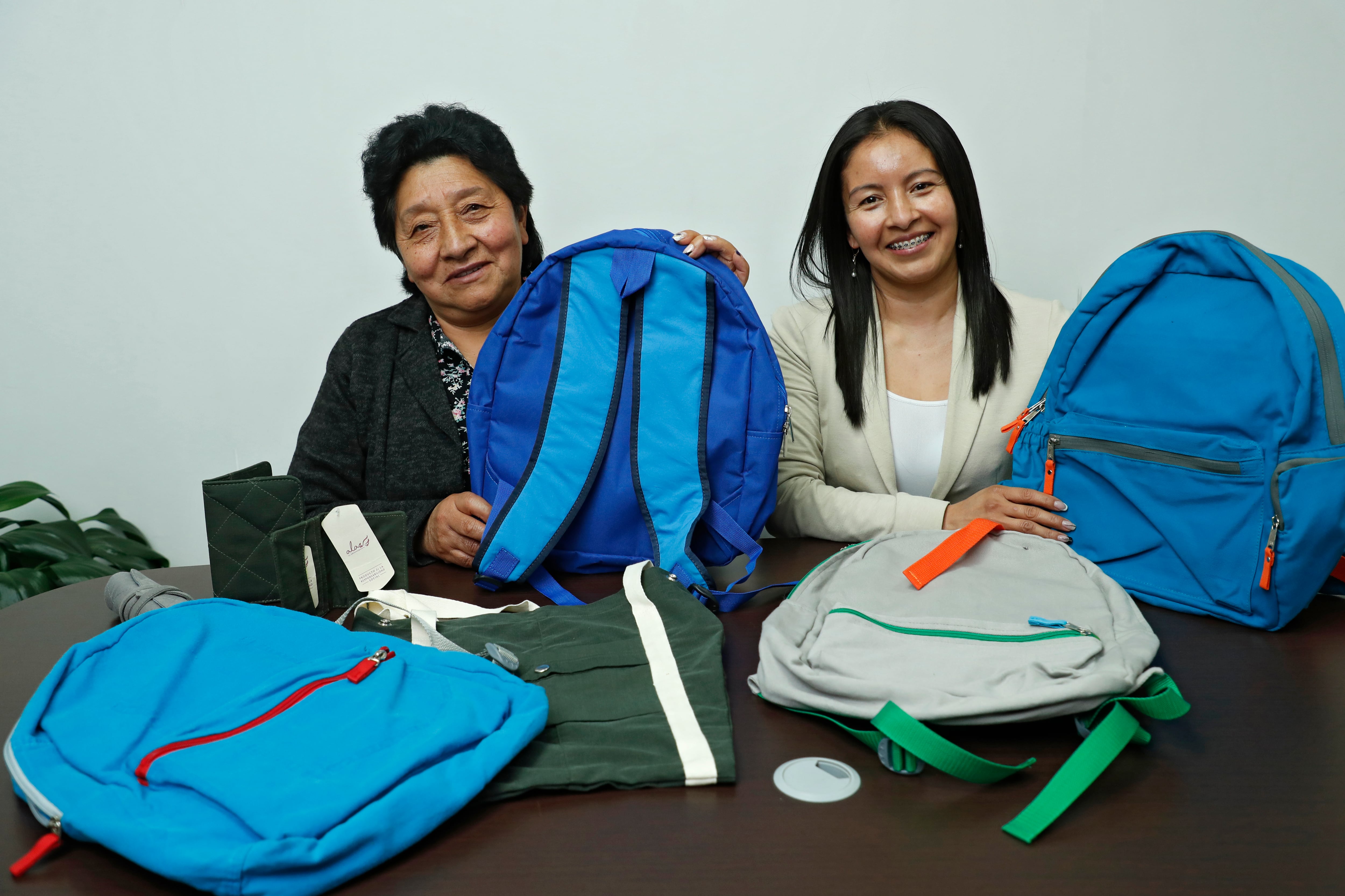 Betty López y Emilse Betancourt fueron algunas de las mujeres emprendedoras para convertir los overoles de ETB en morrales para colegios.