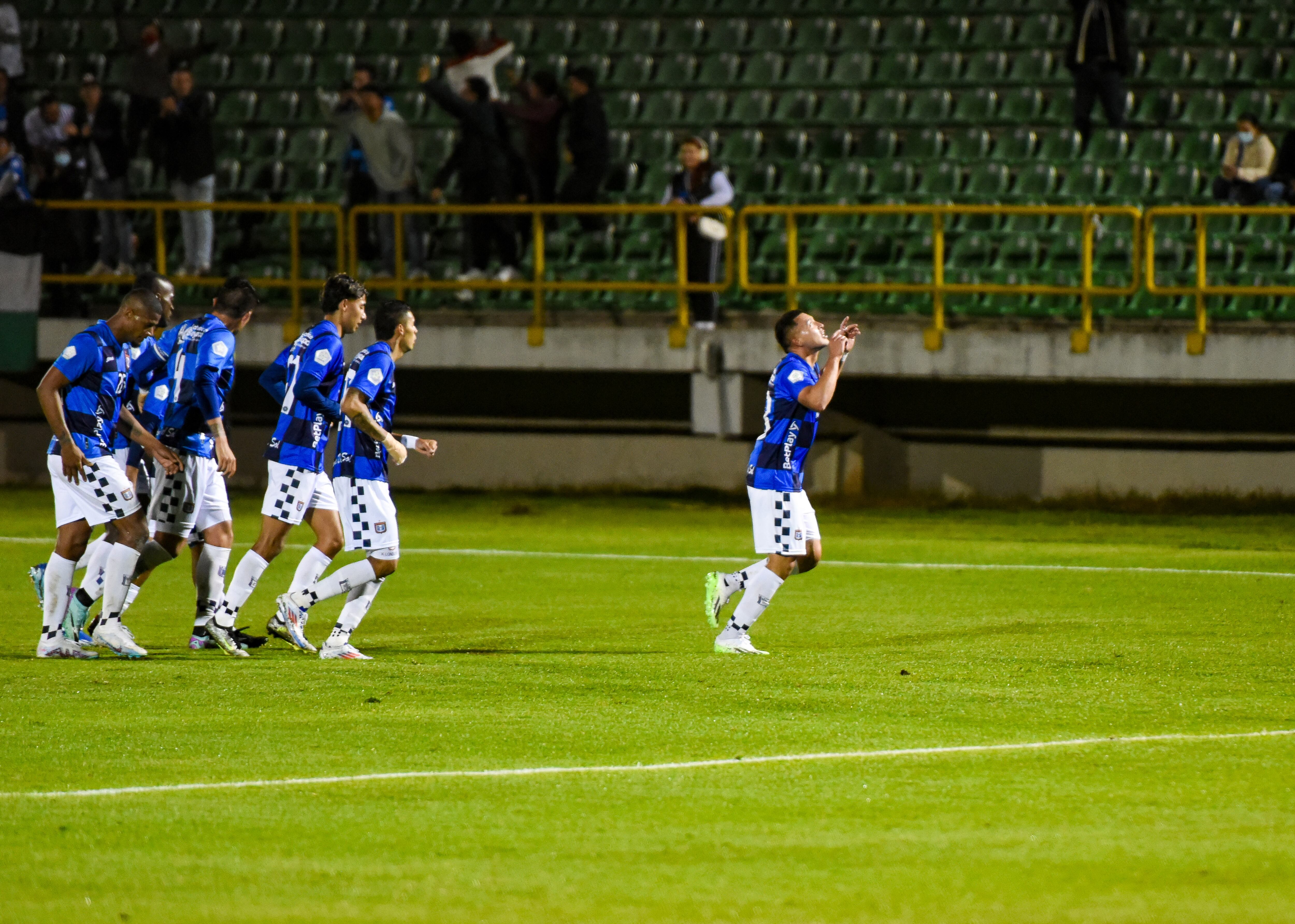 Boyacá Chicó enfrenta al Deportivo Cali en el estadio La Independencia de Boyacá, Liga Betplay 2024-II (Mcgiver Barón - Colprensa).